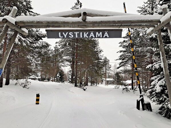 Una entrada cubierta de nieve con un letrero que dice 'LYSTIKAMA'.