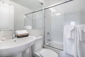 ヘアドライヤー、タオル