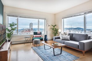 TV, stereo - Cozy 1BR Nob Hill w/ Gym, short walk to Union Sq by Blueground (San Francisco)