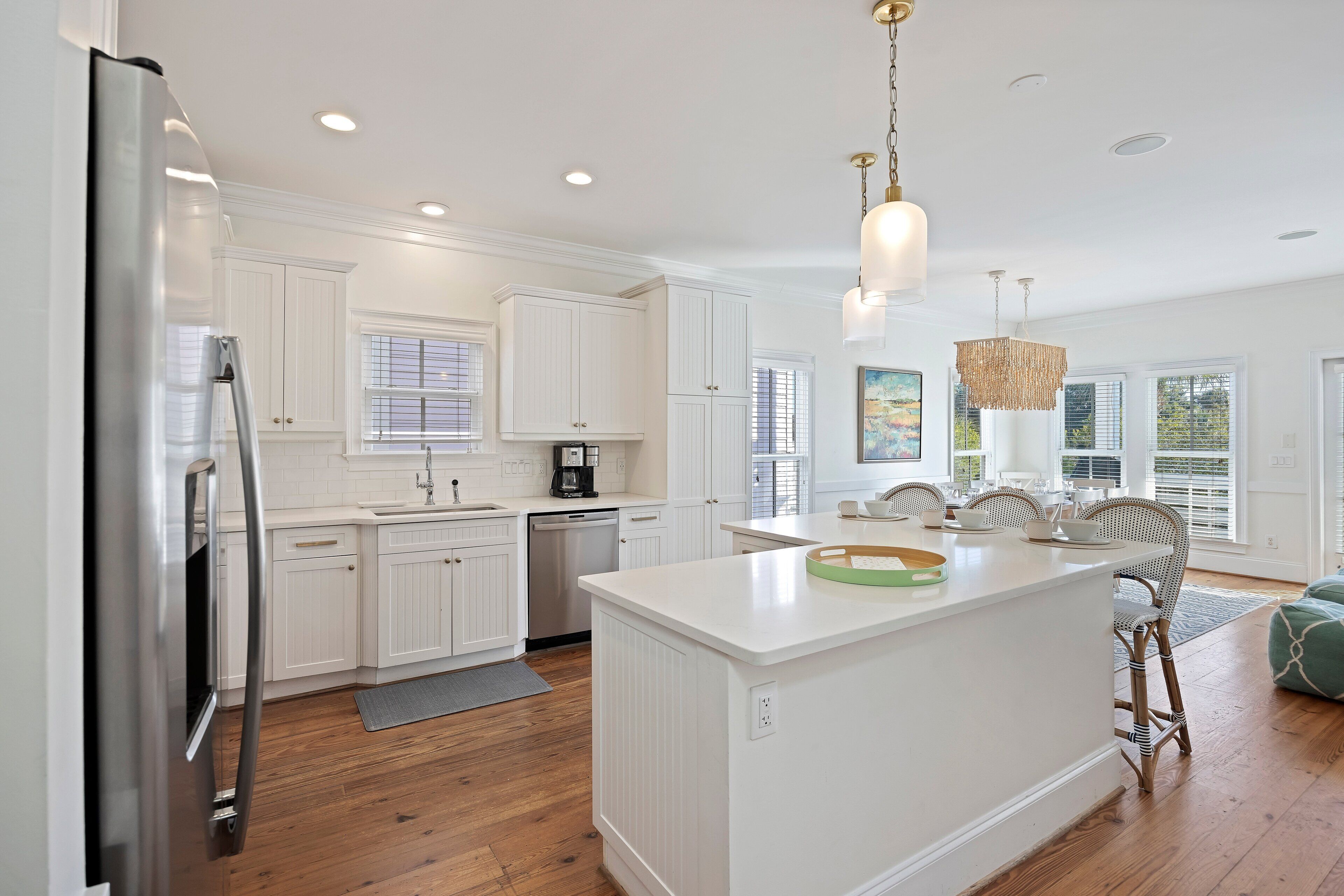 冷蔵庫、電子レンジ、オーブン、コンロ