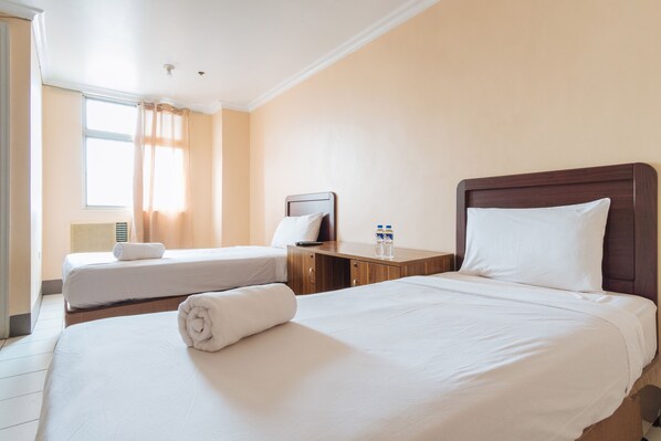 Tvåbäddsrum Deluxe | Skrivbord, arbetsyta för laptop, gratis wi-fi och sängkläder