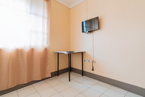 مكتب ومساحة عمل للكمبيوتر المحمول وواي فاي مجانًا وملاءات أسرّة