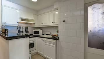 Een koelkast, een magnetron, een oven, een vaatwasser