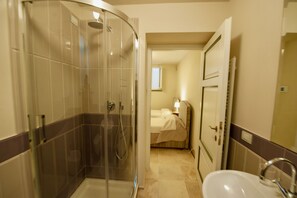 Badekar, hårtørrer, bidet, håndklæder