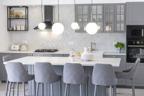 Geladeira, micro-ondas, fogão, cooktop