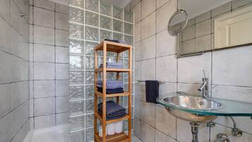 Doccia, asciugacapelli, bidet, asciugamani