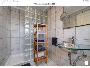 Dusj, hårføner, bidé og håndklær