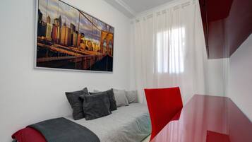 2 slaapkamers, een bureau, een strijkplank/strijkijzer, wifi