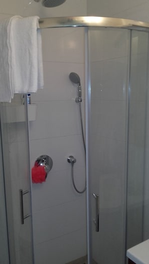 Ferienhaus (Three Bedroom Holiday Home) | Badezimmer | Dusche, kostenlose Toilettenartikel, Haartrockner, Handtücher