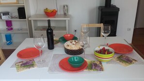 House (Three Bedroom Holiday Home) | In-room dining - Holiday Home Pavarotti (Supetar)