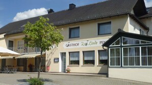 A building with a sign reading "GASTHOF Zum Linde PEN."