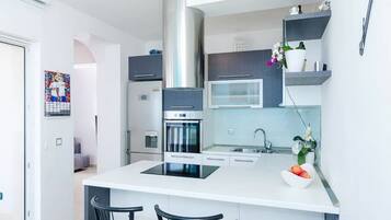 Apartment (Two Bedroom Apartment with Balcony) | Eigene Küche | Kühlschrank