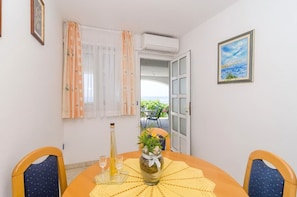 Apartment (Two Bedroom Apartment With Terrace) | In-room dining - Apartments Villa Bella Vista (Orebic)