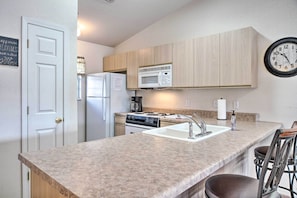 Fridge, microwave, stovetop, dishwasher - Condo w/ Family Amenities, 3 Mi to Branson Strip! (Branson)