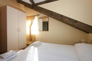 1 bedroom, cribs/infant beds, travel crib