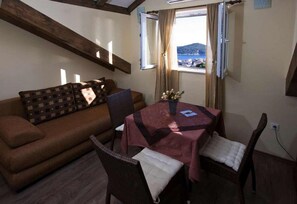 Leilighet (One Bedroom Apartment with Sea View) | Oppholdsrom | TV