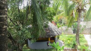 Apartment, 2 Bedrooms, Smoking, Balcony | Property grounds