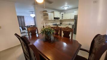 Apartemen, 3 kamar tidur, balkon, pemandangan kebun | Tempat makan