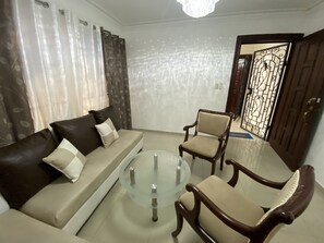 Departamento, 3 habitaciones, balcón, vista al jardín | Interior