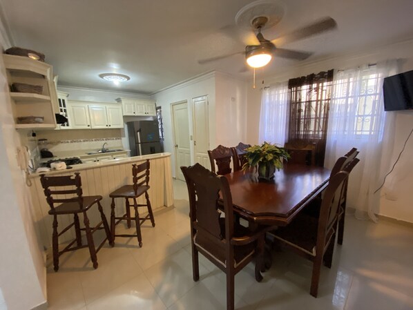 Apartment, 3 Bedrooms, Balcony, Garden View | Dining