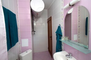 Villa, 2 habitaciones, para fumadores, balcón | Baño | Secadora de cabello y toallas 
