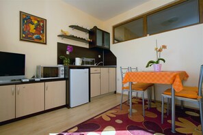 Villa, 2 Bedrooms, Smoking, Balcony | Dining