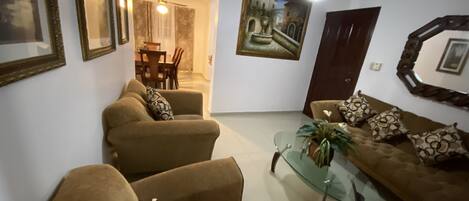 Lejlighed - 3 soveværelser - balkon - udsigt til have | Opholdsområde