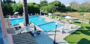 Zimmer, 2 Schlafzimmer, Terrasse, Gartenblick | Pool | Außenpool, Liegestühle