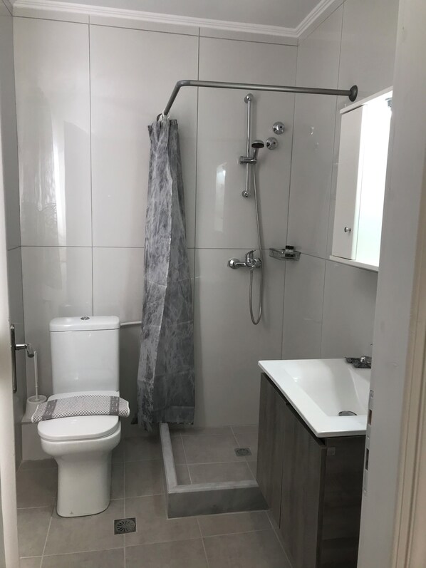 Room, 2 Bedrooms, Terrace, Garden View | Bathroom | Free toiletries, towels