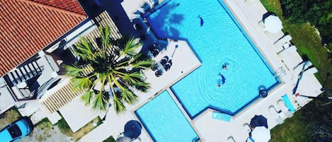 Quarto, 2 quartos, terraço, vista para o jardim | Piscina | Piscina externa, espreguiçadeiras