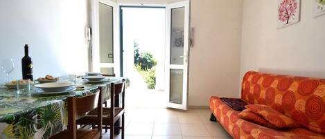 Apartment, 1 Bedroom, Smoking, Balcony | Dining