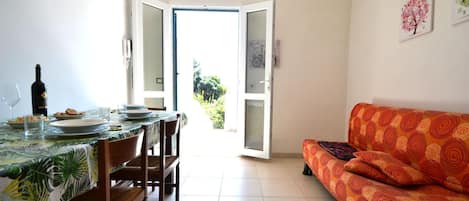 Apartment, 1 Bedroom, Smoking, Balcony | Dining