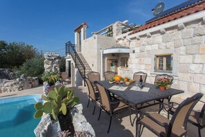 House, 4 Bedrooms, Private Pool, Garden View | Outdoor dining