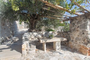 House, 4 Bedrooms, Private Pool, Garden View | Outdoor dining