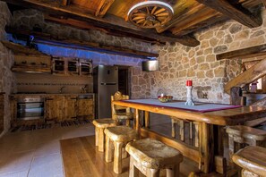 House, 4 Bedrooms, Private Pool, Garden View | Dining