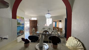 Apartment, 3 Bedrooms, Balcony, City View | Dining