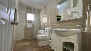 Apartment, 4 Bedrooms, Balcony, City View | Bathroom