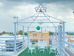 Apartment, 4 Schlafzimmer, Balkon, Stadtblick | Speisen im Freien