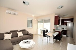 Dining - Luxury Apartment in the Villa Theodor (Okrug)
