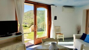 Leilighet, 1 soverom, hageutsikt | Oppholdsområde | TV