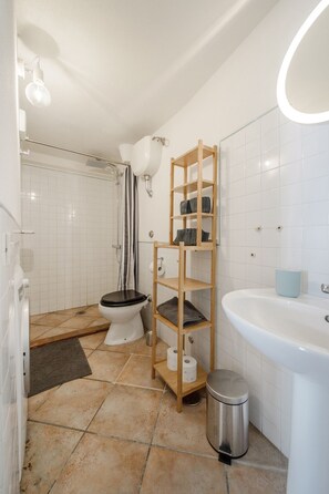 Ferienhaus, 1 Schlafzimmer, Balkon | Badezimmer | Duschwanne, Haartrockner, Handtücher