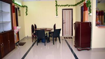 House, 3 Bedrooms, Smoking, Balcony | Dining room