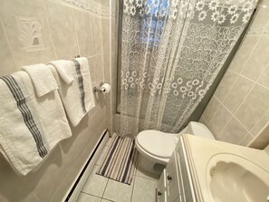 Habitación, 2 habitaciones, para fumadores, patio | Baño | Amenidades de baño gratuitas y toallas