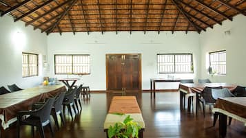 Room, 1 Bedroom, Balcony, Garden View | Tempat makan