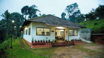 Room, 1 Bedroom, Balcony, Garden View | Bahagian luar