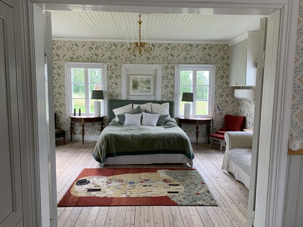 Hus - 4 sovrum - balkong - utsikt mot trädgården | 4 sovrum, strykjärn/strykbräda och sängkläder