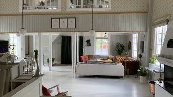 Ferienhaus, 4 Schlafzimmer, Balkon, Gartenblick | Wohnzimmer | Fernseher, Bücher