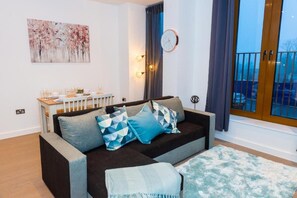 Dining room - Absolute Stays on Grosvenor- Free Wifi Families Contractors Longshort Stays (St Albans)