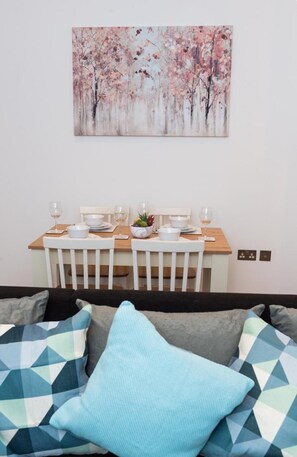 Living room - Absolute Stays on Grosvenor- Free Wifi Families Contractors Longshort Stays (St Albans)