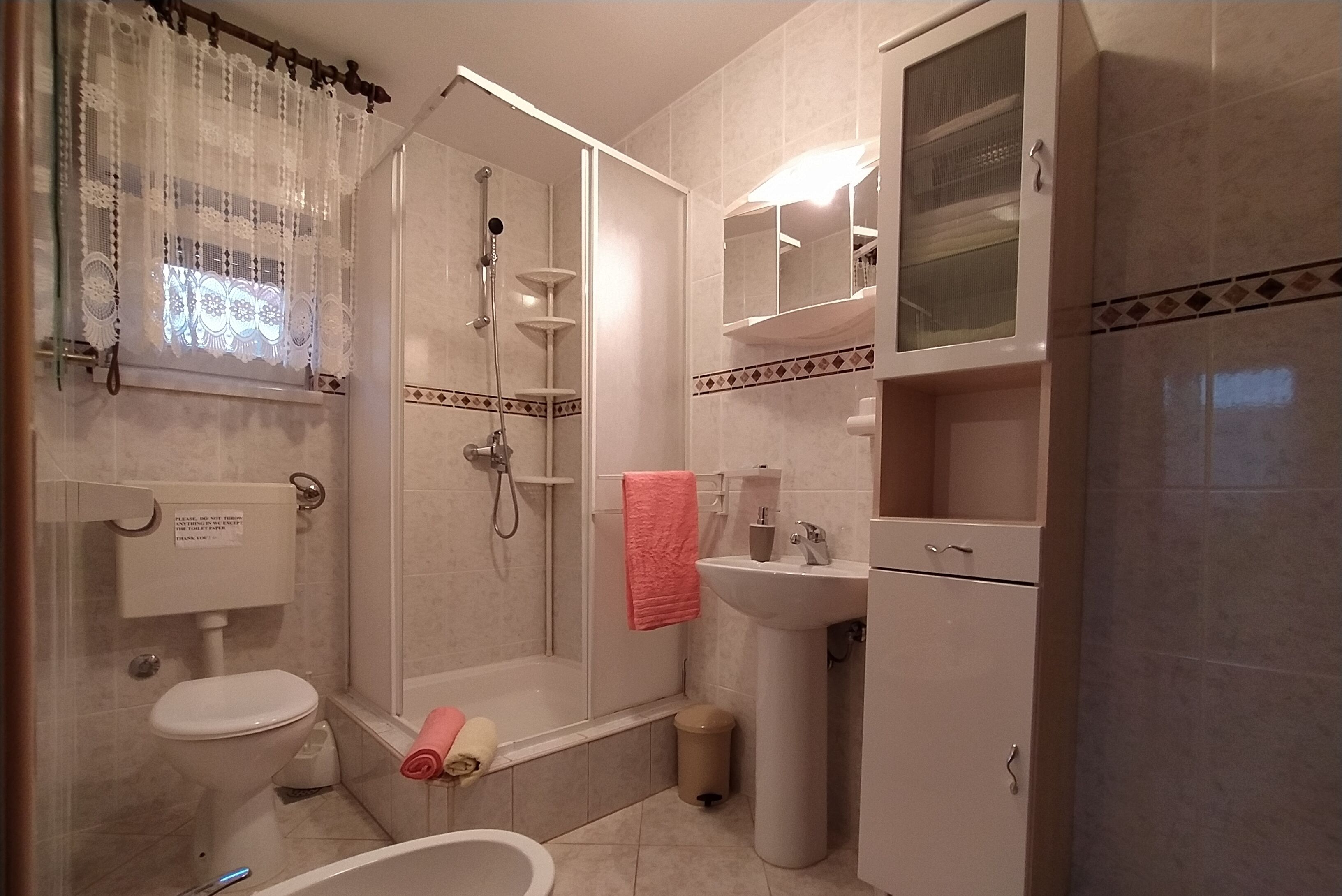 Apartment, 1 Bedroom, Smoking, Balcony | Bathroom shower